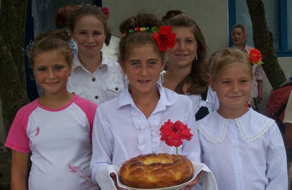 девочки с караваем