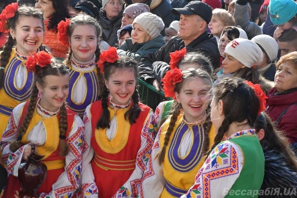 девочки в болгарских костюмах