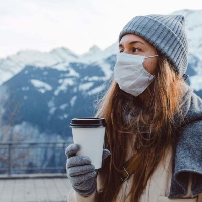на улице в масках
