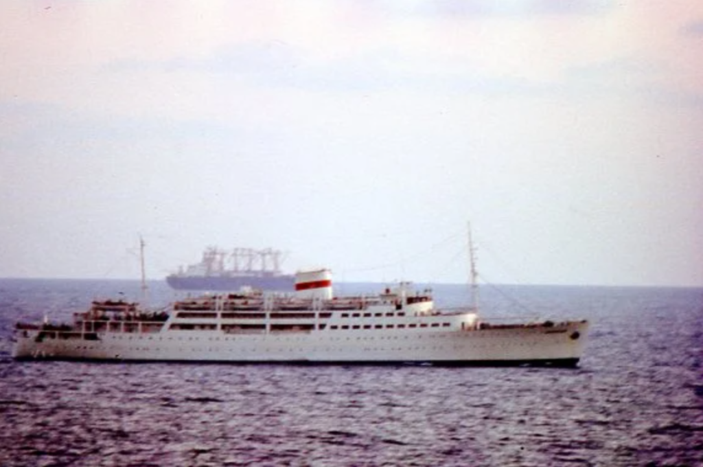 в море