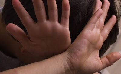 избивала детей