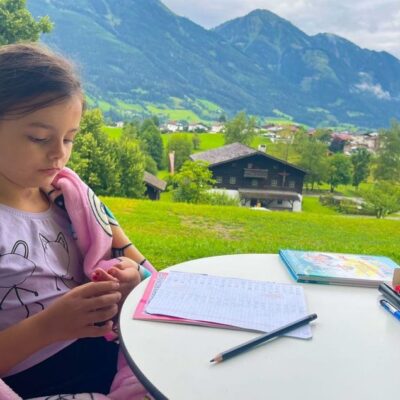 дівчинка протез