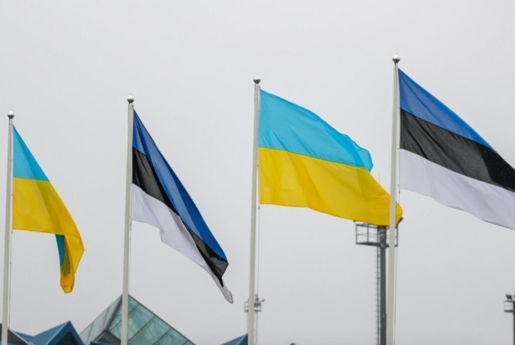 Эстония приняла уже около 63 тысяч беженцев от войны с Украиной. Срок действия их статуса временной защиты истекает. Для его продления украинцам предстоит выполнить ряд требований, среди которых прописка и трудоустройство, сообщает TRAVEL РБК-Украина со ссылкой на uamedia.eu. Для ходатайства о продлении статуса временной защиты у беженцев из Украины обязательно должно быть зарегистрировано место жительства, сказала вице-канцлер по культурному разнообразию Министерства культуры Эда Силберг. По ее словам, искатели убежища также должны быть трудоустроены или зарегистрированы в службе занятости как безработные. А дети должны посещать в Эстонии детский сад или школу по возрасту. Также каждый беженец должен пройти программу адаптации, которая включает в себя: обучение о жизни в Эстонии продолжительностью 1 день; базовый курса эстонского языка на начальном уровне – продолжительностью 100 академических часов (примерно 3 месяца) и экзамена. После окончания курса украинцы будут иметь словарный запас в 800 слов и знать простые фразы, как рассказать о себе и своей семье, описать окружающую среду, задавать простейшие вопросы и отвечать на них. Изучение языка можно пройти как в обучающих классах, так и онлайн. Можно выбирать удобное время обучения – утренние, дневные и вечерние курсы. Если украинцы выполнят эти требования, статус временной защиты им продлят на один год. Тогда беженцы будут пользоваться теми же правами, что и жители Эстонии. Информация о продлении статуса временной защиты будет поступать от Департамента полиции и пограничной охраны по электронным адресам. Только после получения этого письма можно будет подать ходатайство о продлении статуса.