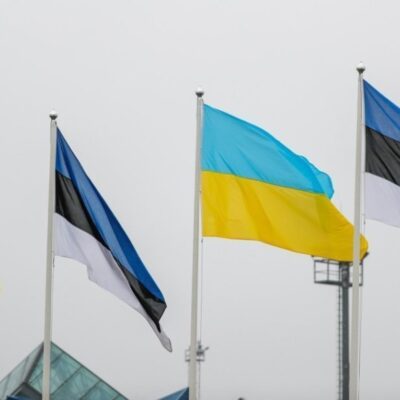Эстония приняла уже около 63 тысяч беженцев от войны с Украиной. Срок действия их статуса временной защиты истекает. Для его продления украинцам предстоит выполнить ряд требований, среди которых прописка и трудоустройство, сообщает TRAVEL РБК-Украина со ссылкой на uamedia.eu. Для ходатайства о продлении статуса временной защиты у беженцев из Украины обязательно должно быть зарегистрировано место жительства, сказала вице-канцлер по культурному разнообразию Министерства культуры Эда Силберг. По ее словам, искатели убежища также должны быть трудоустроены или зарегистрированы в службе занятости как безработные. А дети должны посещать в Эстонии детский сад или школу по возрасту. Также каждый беженец должен пройти программу адаптации, которая включает в себя: обучение о жизни в Эстонии продолжительностью 1 день; базовый курса эстонского языка на начальном уровне – продолжительностью 100 академических часов (примерно 3 месяца) и экзамена. После окончания курса украинцы будут иметь словарный запас в 800 слов и знать простые фразы, как рассказать о себе и своей семье, описать окружающую среду, задавать простейшие вопросы и отвечать на них. Изучение языка можно пройти как в обучающих классах, так и онлайн. Можно выбирать удобное время обучения – утренние, дневные и вечерние курсы. Если украинцы выполнят эти требования, статус временной защиты им продлят на один год. Тогда беженцы будут пользоваться теми же правами, что и жители Эстонии. Информация о продлении статуса временной защиты будет поступать от Департамента полиции и пограничной охраны по электронным адресам. Только после получения этого письма можно будет подать ходатайство о продлении статуса.