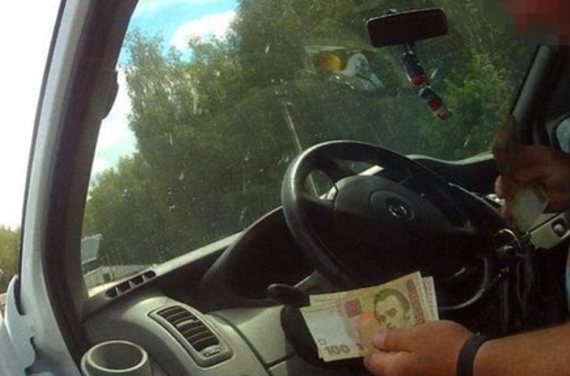 хабар поліцейським
