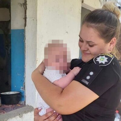 немовля з мамою-переселенкою