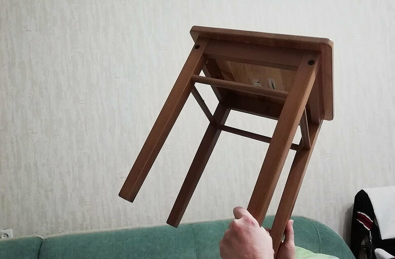 вбив табуретом