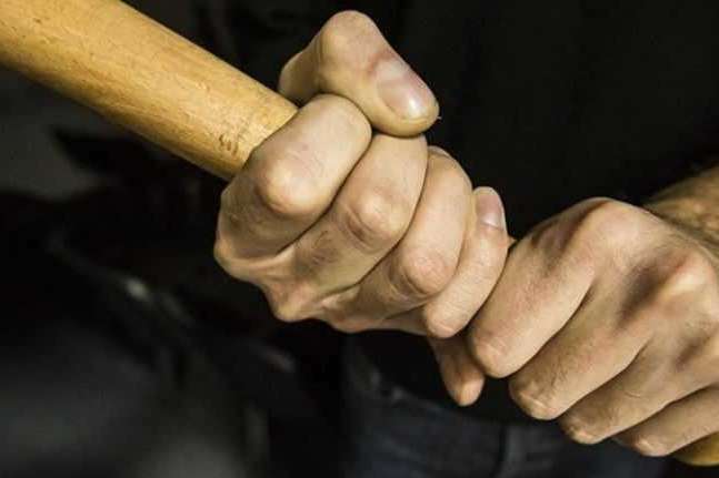 забив палицею до смерті