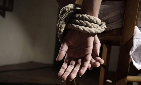 погрожував зґвалтуванням