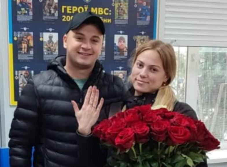 поліцейська та рятувальник