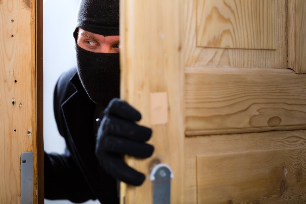 пограбував та зґвалтував