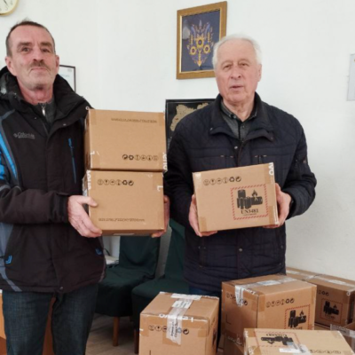 Подарунки «під ялинку» дітям Ізмаїла приготували представництво Дитячого фонду ООН в Україні «UNICEF» та «Фундація Олени Зеленської». Про це повідомляє міський голова Андрій Абрамченко, передає Бессарабія.UA. 25 грудня заклади дошкільної освіти міста отримали бокси навчально-розвивальних наборів для роботи групи до 30 дітей. Дитячі садочки, які працюють в очному режимі, отримали ноутбуки, а заклади загальної середньої освіти - планшети для школярів соціально незахищених категорій (усього - 7 ноутбуків, 85 боксів навчально-розвивальних матеріалів та 250 планшетів). "Щиро дякуємо нашим друзям з дитячих благодійних організацій за небайдужість до долі дітей міста Ізмаїл, піклування, розуміння і допомогу, які особливо необхідні під час повномасштабного воєнної агресії росії проти України",- висловив вдячність міський голова.