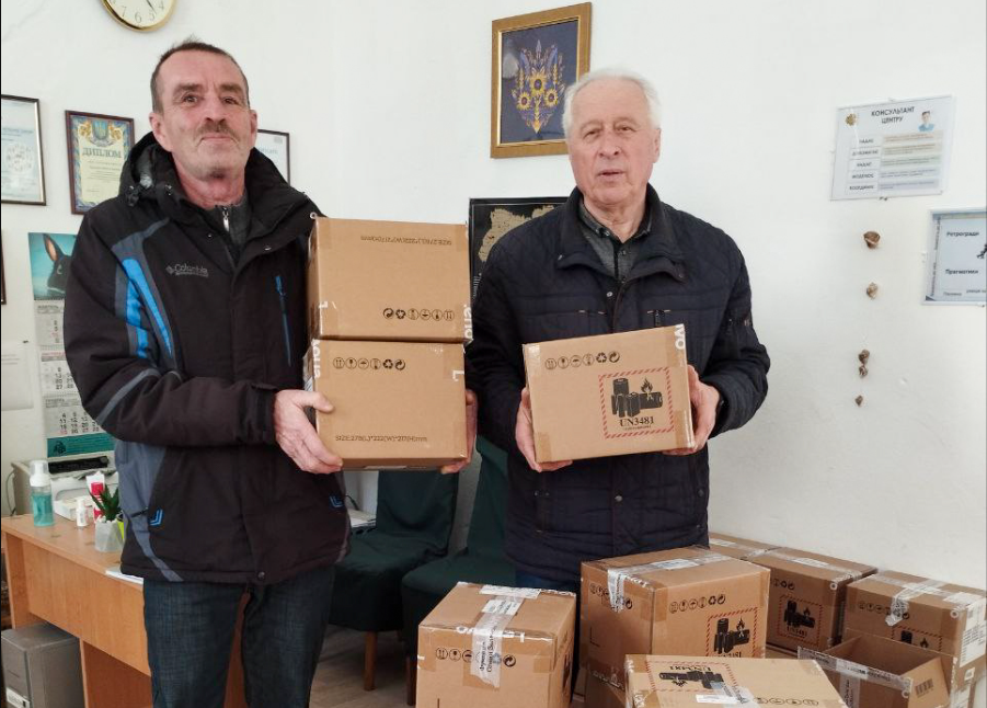 Подарунки «під ялинку» дітям Ізмаїла приготували представництво Дитячого фонду ООН в Україні «UNICEF» та «Фундація Олени Зеленської». Про це повідомляє міський голова Андрій Абрамченко, передає Бессарабія.UA. 25 грудня заклади дошкільної освіти міста отримали бокси навчально-розвивальних наборів для роботи групи до 30 дітей. Дитячі садочки, які працюють в очному режимі, отримали ноутбуки, а заклади загальної середньої освіти - планшети для школярів соціально незахищених категорій (усього - 7 ноутбуків, 85 боксів навчально-розвивальних матеріалів та 250 планшетів). "Щиро дякуємо нашим друзям з дитячих благодійних організацій за небайдужість до долі дітей міста Ізмаїл, піклування, розуміння і допомогу, які особливо необхідні під час повномасштабного воєнної агресії росії проти України",- висловив вдячність міський голова.