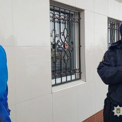 вдарив поліцейського
