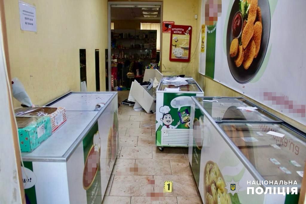 порізала співробітниць магазину