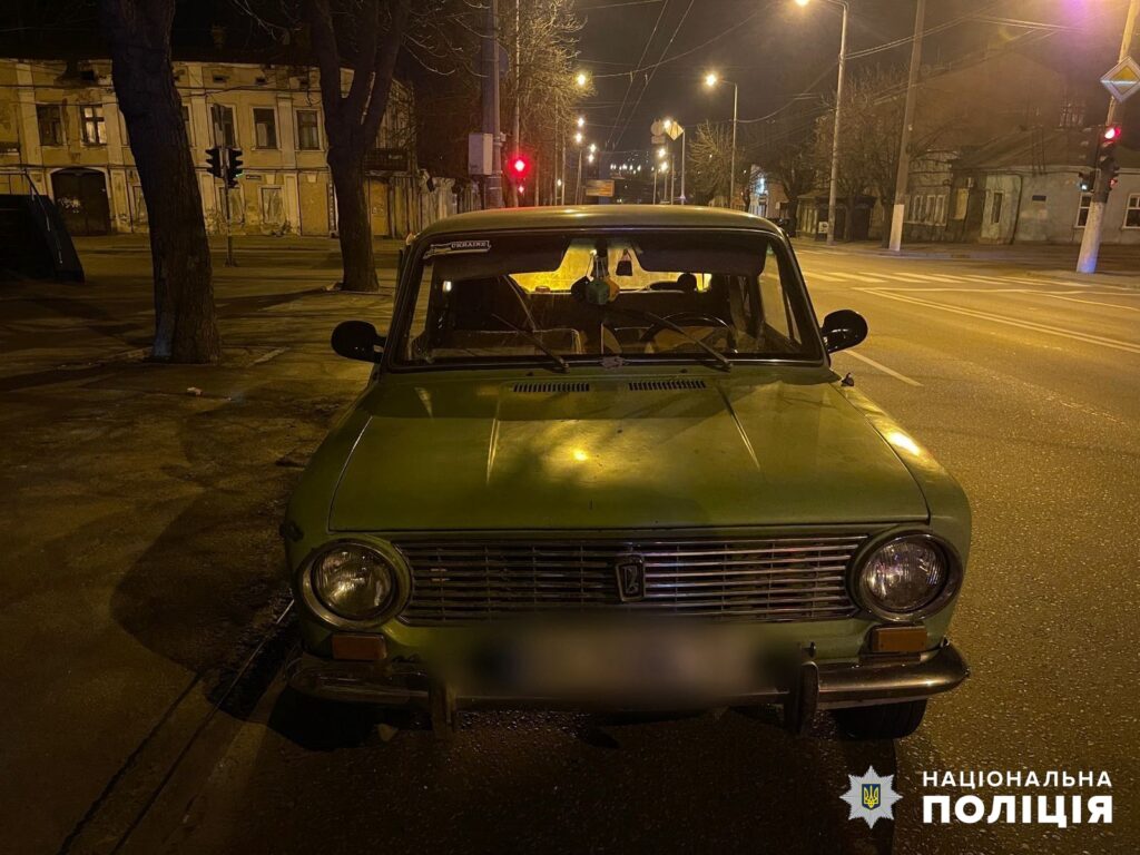 вкрав автівку