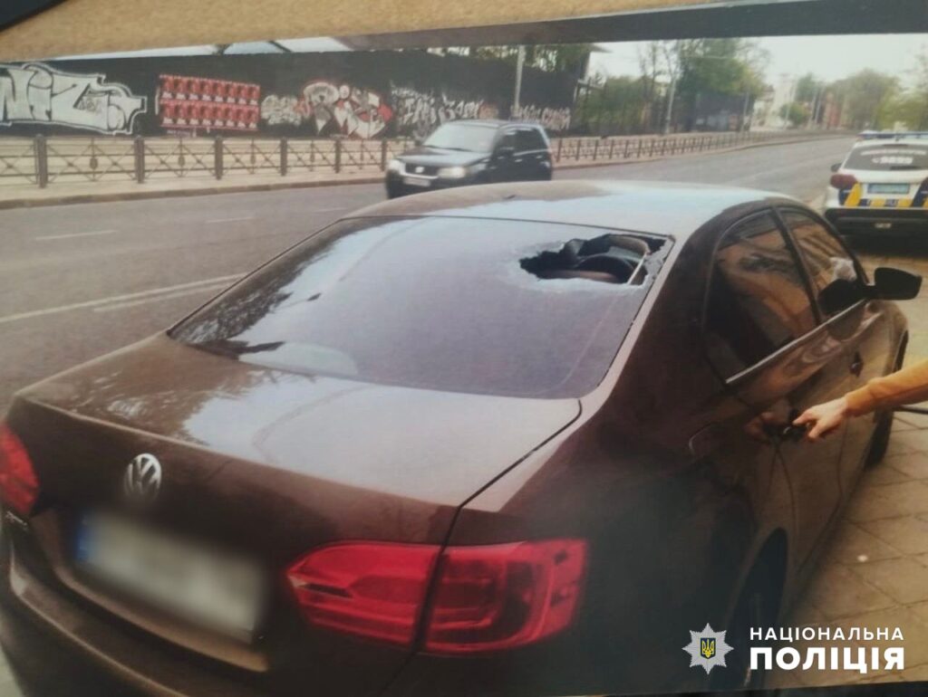 погрожував ножем та сокирою