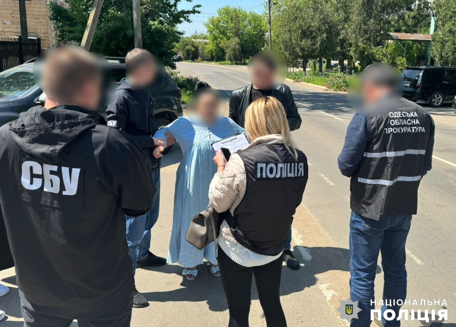 консультантка суду хабар