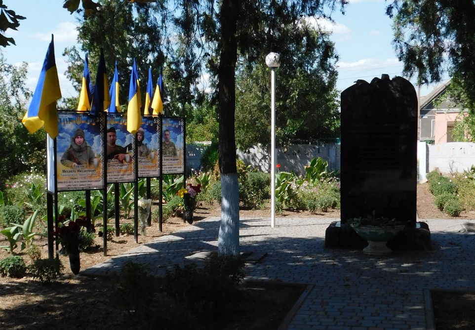 Павлівка алея пам'яті