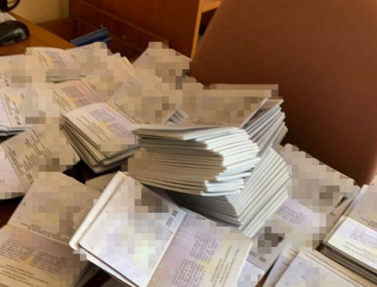 закордонні паспорти