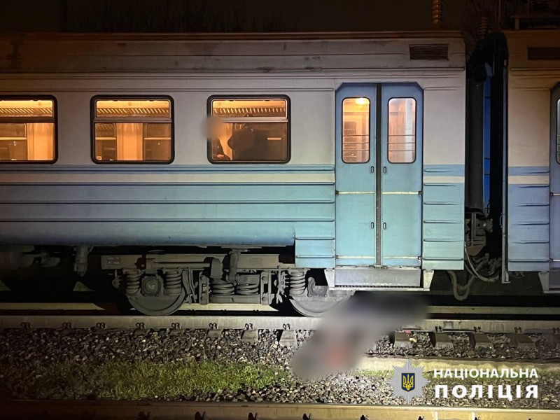 стрибнув під потяг