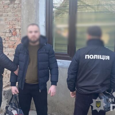 смортящий Рені