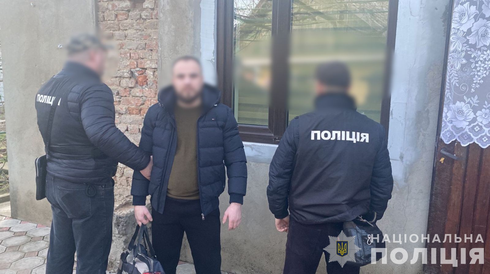 смортящий Рені