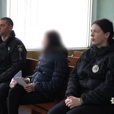 дитина у морозильнику