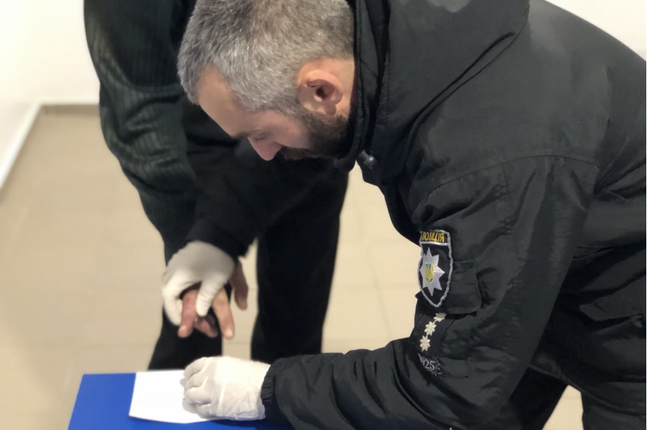 викрав та пограбував знайомого