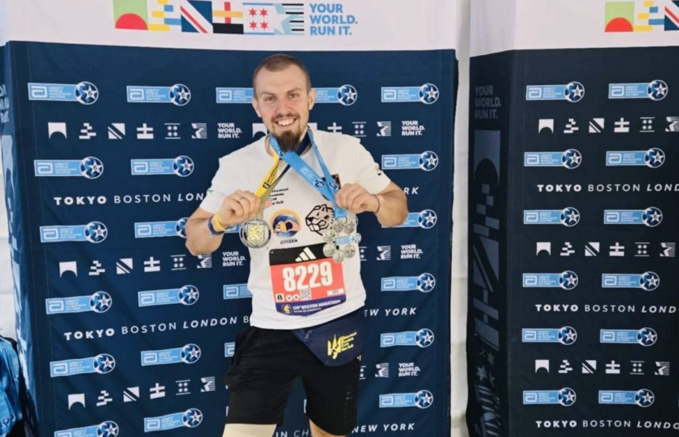військовий на протезі