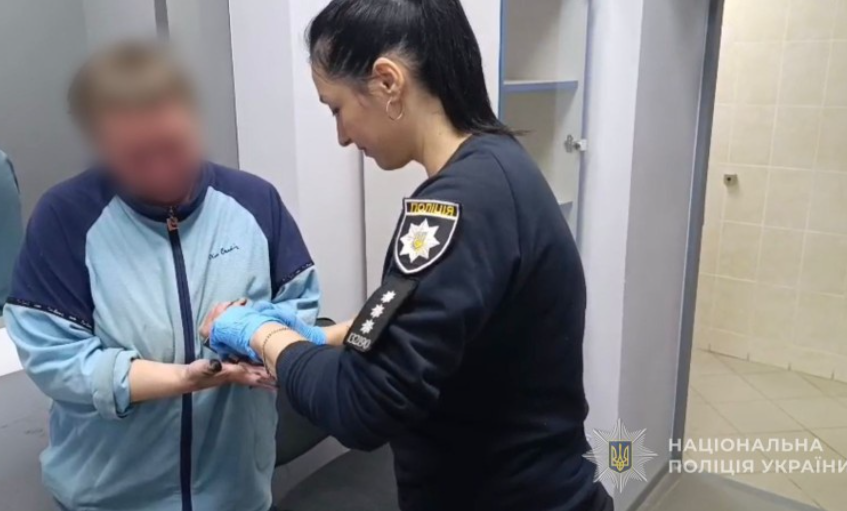 задушила доньку