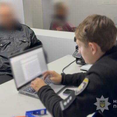 незаконно позбавив волі ма