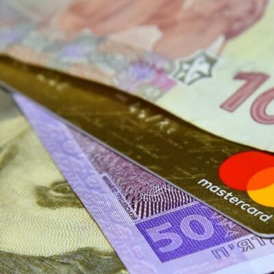 Арциз позичав у дівчат гроші