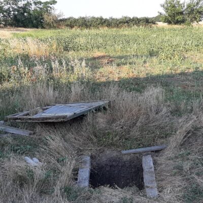 скинув у вигрібну яму сусідку