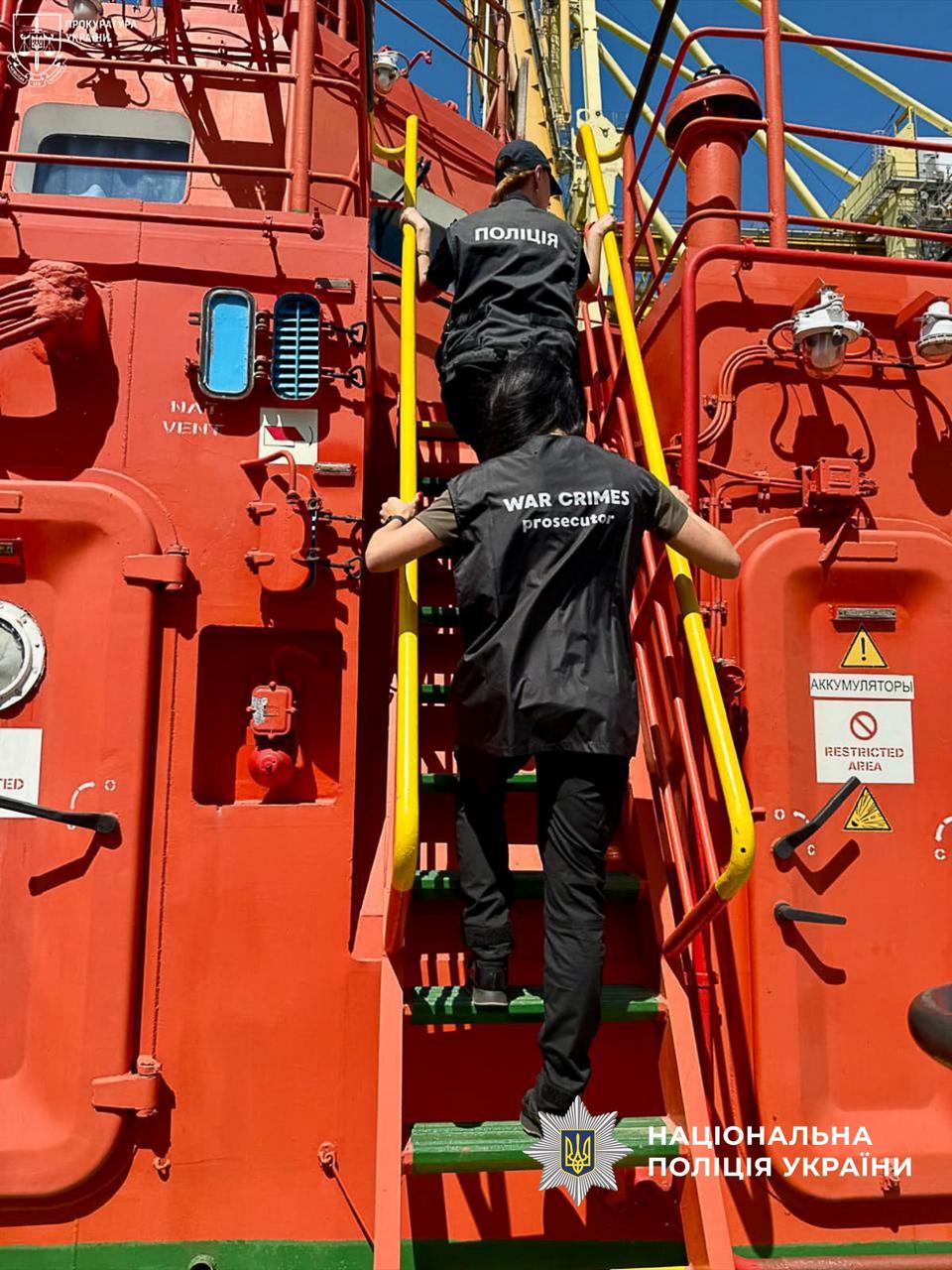 Одеські слідчі завершили розслідування щодо трьох військовослужбовців рф, які незаконно позбавили волі екіпаж українського судна «Сапфір» біля острову Зміїний