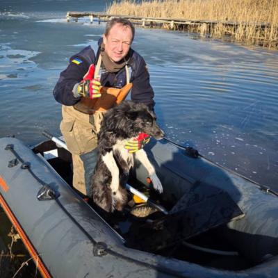 Подільск рятувальники врятували собаку з крижаної пастки