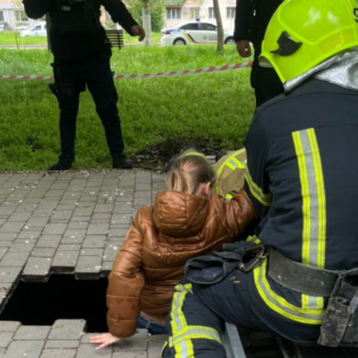 Одеса дівчинка упала в яму