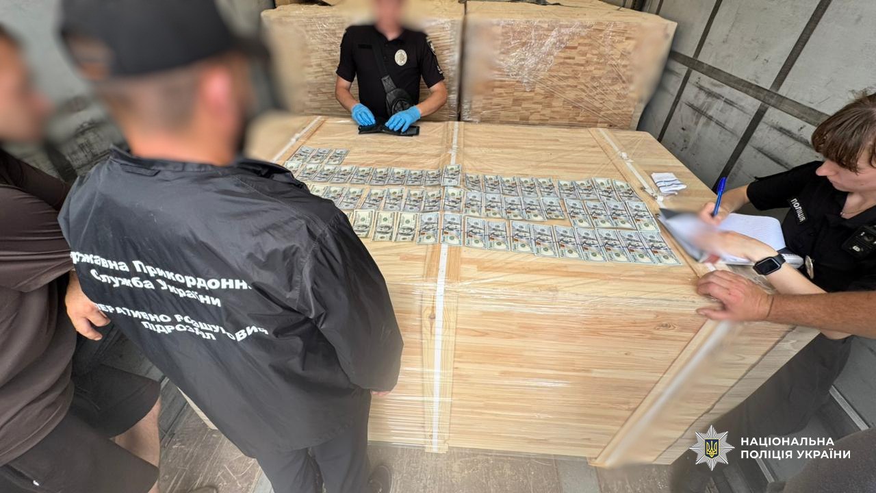 Білгород-Дністровські прикордонники затримали одеситку та іноземця, які ховали ухилянтів у причепі вантажівки