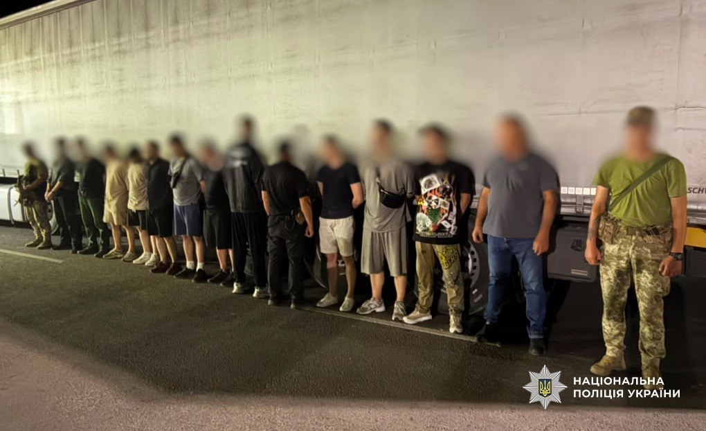 Білгород-Дністровські прикордонники затримали одеситку та іноземця, які ховали ухилянтів у причепі вантажівки