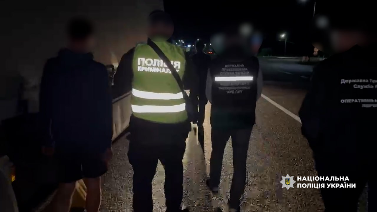 На Одещині 35-річний громадянин Молдови намагався вивезти чоловіка до своєї країни, сховавши його у спеціально обладнаному тайнику під причепом вантажівки