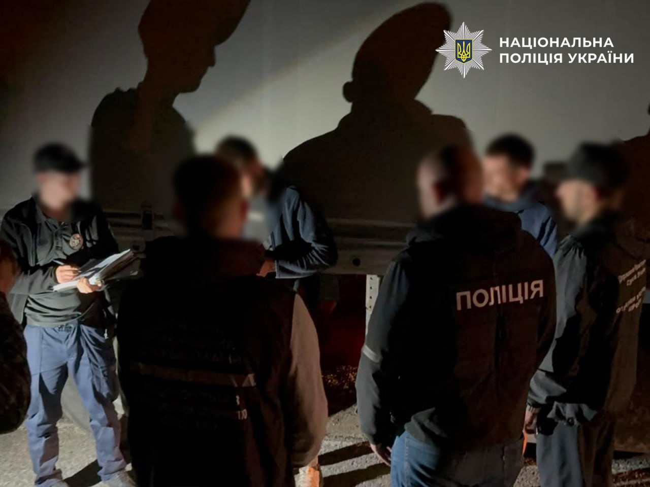На Одещині 35-річний громадянин Молдови намагався вивезти чоловіка до своєї країни, сховавши його у спеціально обладнаному тайнику під причепом вантажівки