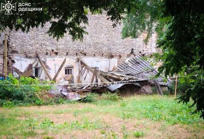 На Одещині внаслідок ворожої атаки пошкоджено автопідприємство, житлові будинки та гіпермаркет