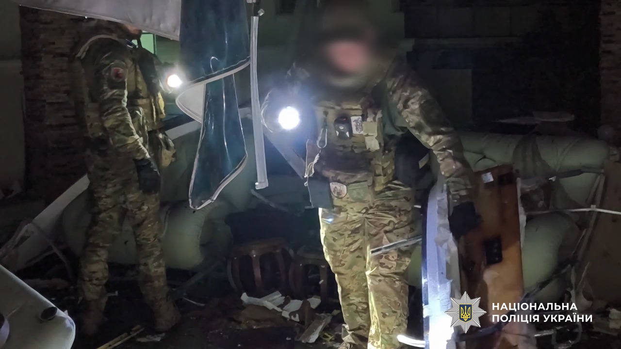 В Одесі вибухотехніки поліції вилучили залишки ворожого БпЛА, який влучив у квартиру житлового будинку