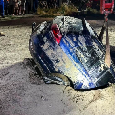 автомобіль провалився під землю