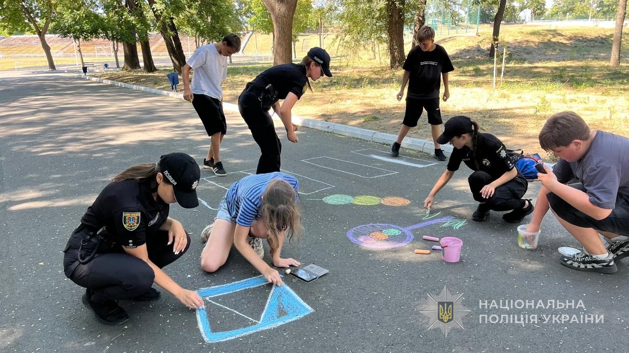 В Ізмаїлі поліцейські провели з дітьми нетривіальний урок безпечної поведінки на дорозі