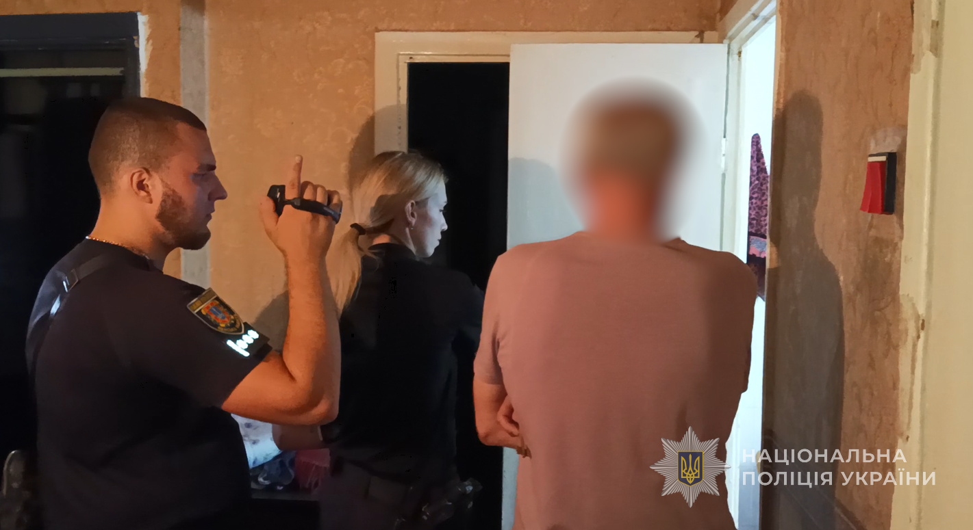 Мабуть раптова смерть: в Одесі чоловік задушив свою 88-річну матір та намагався приховати