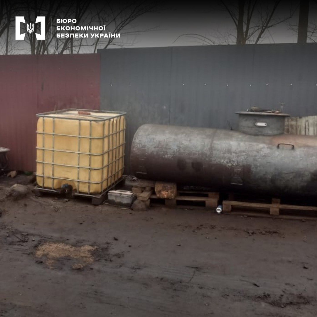 У Білгород-Дністровському районі чоловік облаштував нелегальні заправки: продукція та обладнання конфісковано