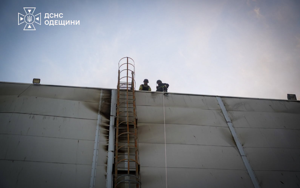 Росіяни вдарили по складах із продуктами харчування на Одещині: є поранені