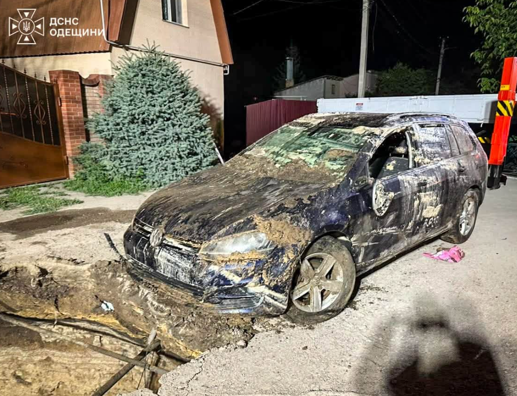 В Одесі під час руху автомобіль провалився під землю