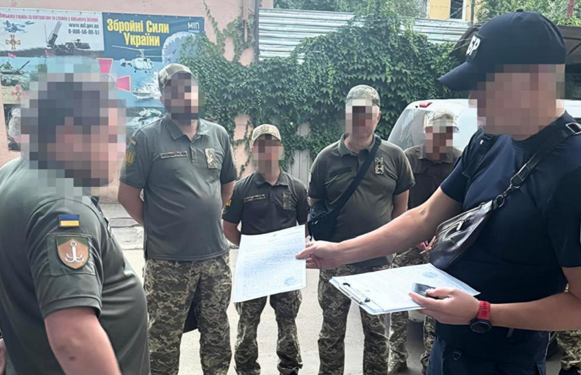На Одещині десятьох працівників районного ТЦК затримано за підозрою у незаконному позбавленні волі та катуванні людей